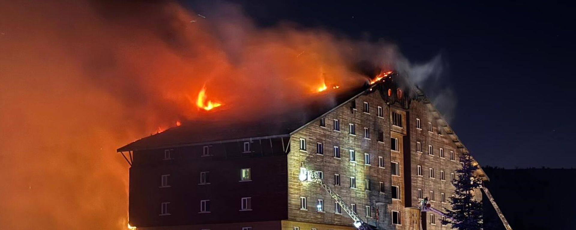 Пожар на горнолыжном курорте в Турции - Sputnik Азербайджан, 1920, 27.01.2025