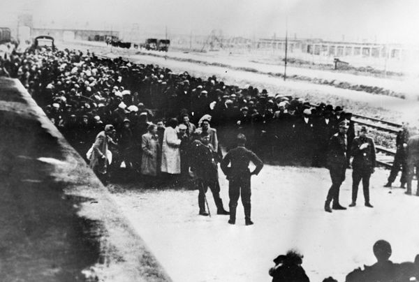 Концентрационный лагерь Освенцим (нем. Аушвиц) был создан на территории Польши в соответствии с приказом Генриха Гиммлера об организации лагерей смерти на территории оккупированных стран от 27 апреля 1940 года.  Первые заключенные транспортируются в Освенцим. - Sputnik Азербайджан