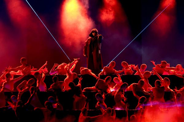 The Weeknd выступает на церемонии вручения премии "Грэмми-2025" в Лос-Анджелесе. - Sputnik Азербайджан