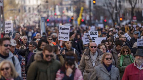 Люди маршируют во время протеста против роста цен на жилье в Мадриде - Sputnik Азербайджан
