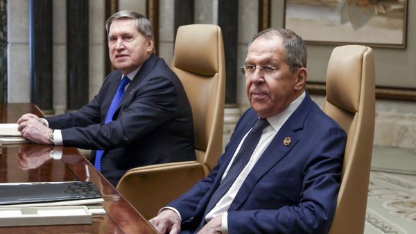 Министр иностранных дел России Сергей Лавров (справа) на переговорах с представителями администрации США в Эр-Рияде - Sputnik Азербайджан