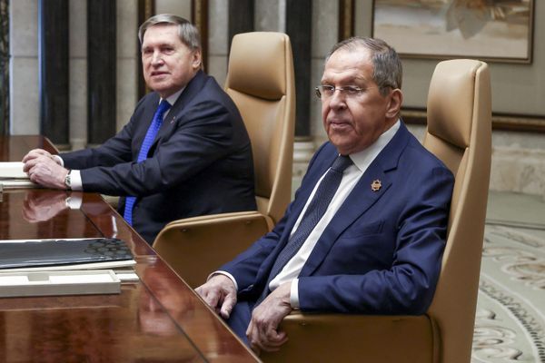 Министр иностранных дел России Сергей Лавров (справа) на переговорах с представителями администрации США в Эр-Рияде. - Sputnik Азербайджан