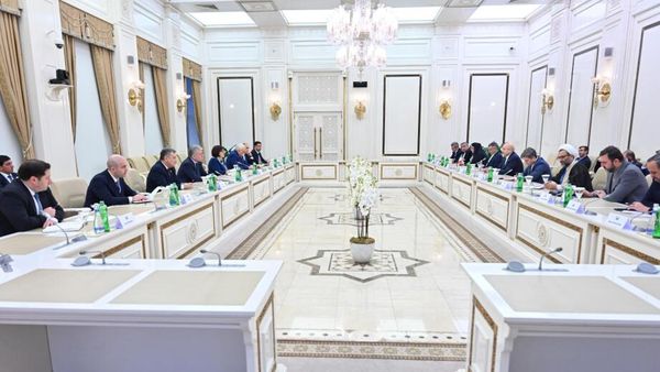Спикер Милли Меджлиса Сахиба Гафарова встретилась со спикером Исламского консультативного совета Ирана Мохаммадом-Багером Галибафом - Sputnik Азербайджан