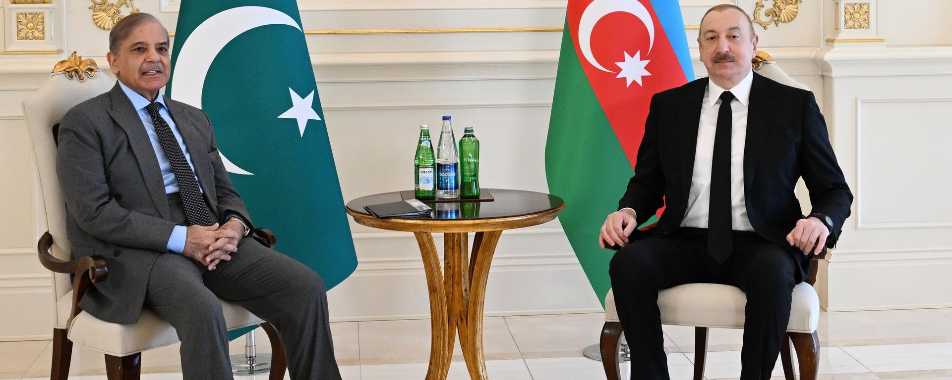 Azərbaycan Prezidenti İlham Əliyevin Pakistanın Baş naziri ilə geniş tərkibdə görüşü olub - Sputnik Азербайджан, 1920, 24.02.2025