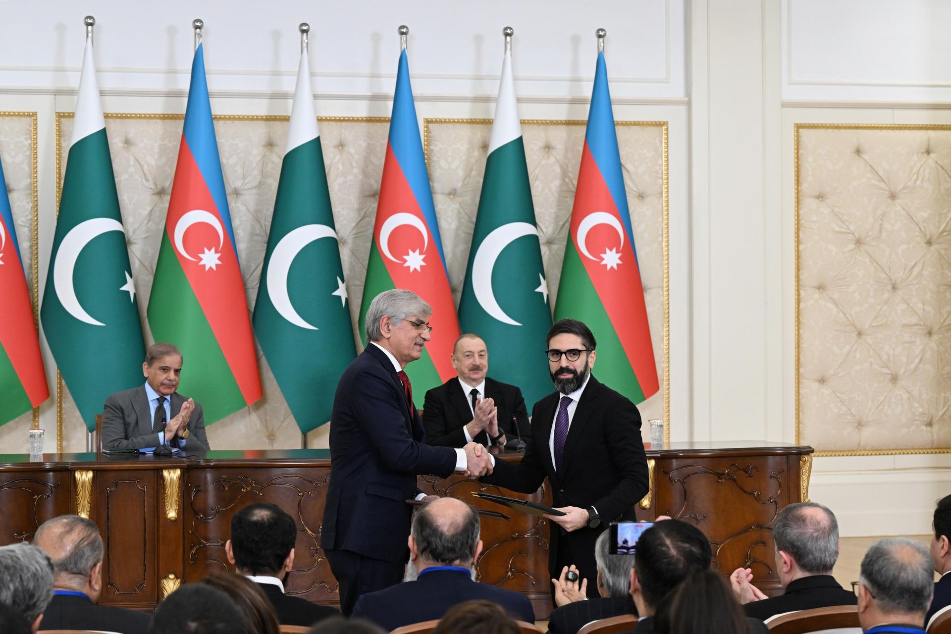 Azərbaycan Prezidenti İlham Əliyevin Pakistanın Baş naziri ilə geniş tərkibdə görüşü olub - Sputnik Азербайджан, 1920, 24.02.2025