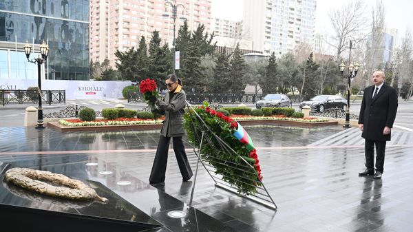 Президент Ильхам Алиев и Первая леди Мехрибан Алиева посетили памятник Ходжалинскому геноциду - Sputnik Азербайджан