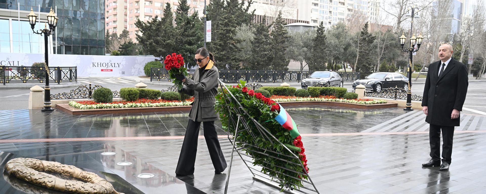 Президент Ильхам Алиев и Первая леди Мехрибан Алиева посетили памятник Ходжалинскому геноциду - Sputnik Азербайджан, 1920, 26.02.2025
