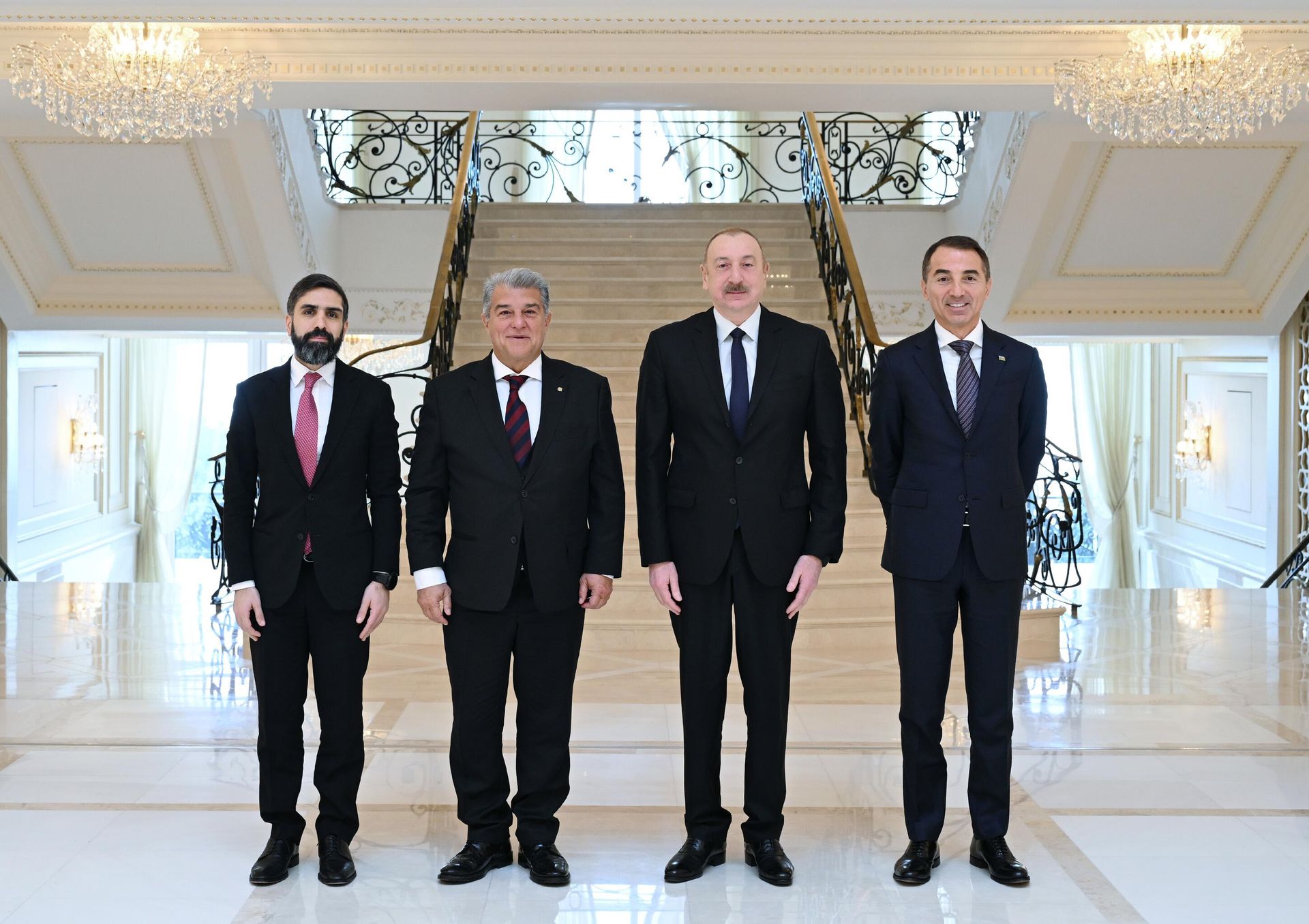Президент Азербайджанской Республики Ильхам Алиев принял президента футбольного клуба «Барселона» Жоана Лапорту - Sputnik Азербайджан, 1920, 01.03.2025