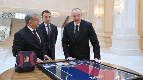 Президент Азербайджанской Республики Ильхам Алиев принял президента футбольного клуба «Барселона» Жоана Лапорту - Sputnik Азербайджан