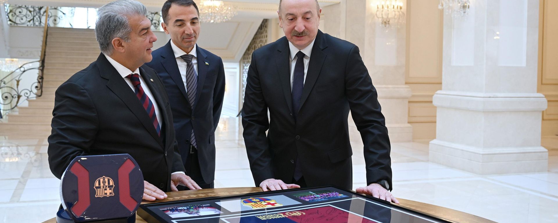 Президент Азербайджанской Республики Ильхам Алиев принял президента футбольного клуба «Барселона» Жоана Лапорту - Sputnik Азербайджан, 1920, 01.03.2025