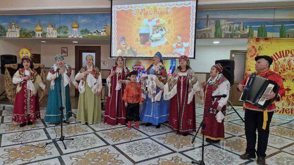 В Центре русской культуры в Баку отметили из самых ярких и русских праздников Масленицу. - Sputnik Азербайджан
