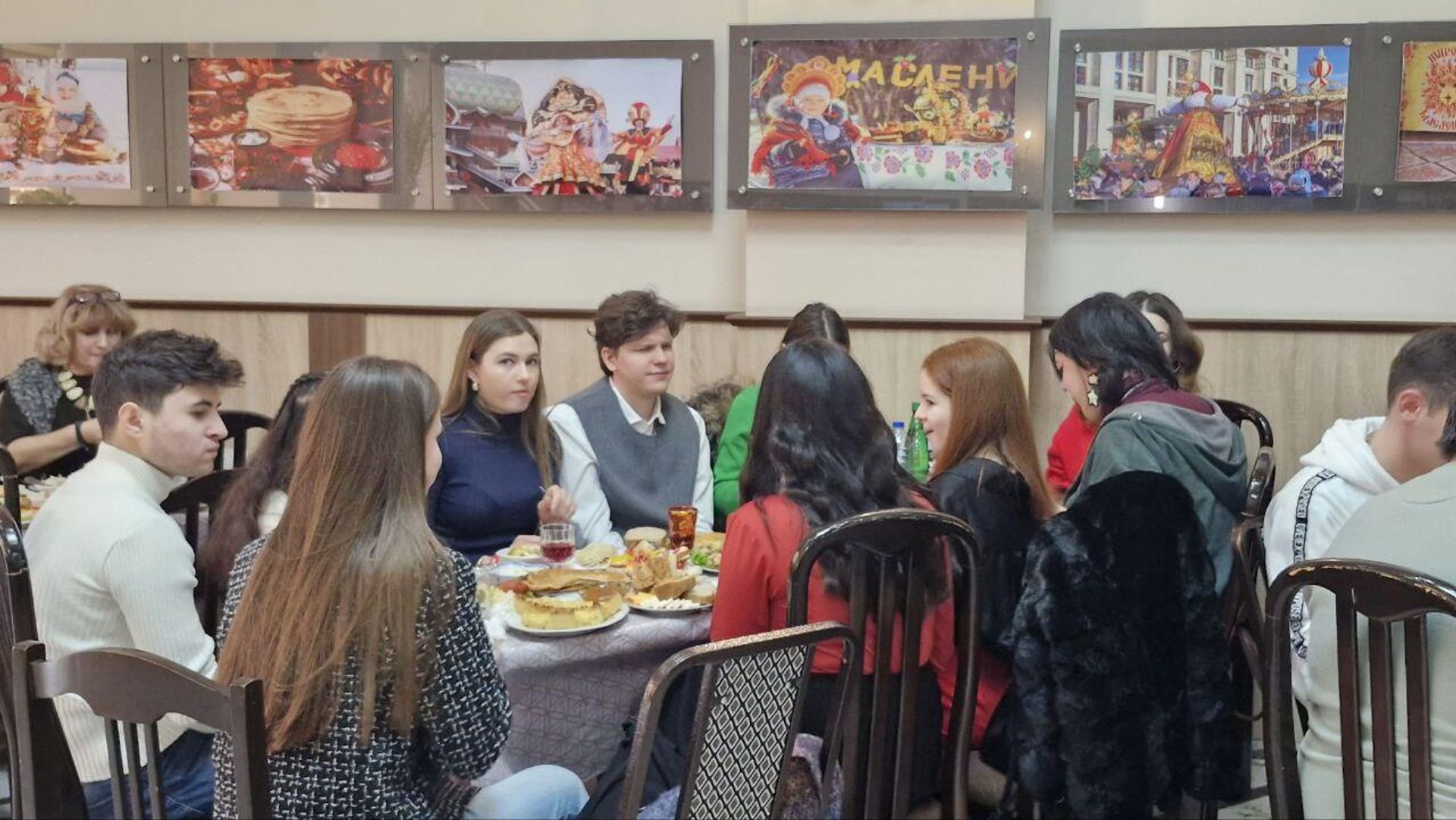 В Центре русской культуры в Баку отметили из самых ярких и русских праздников Масленицу. - Sputnik Азербайджан, 1920, 02.03.2025
