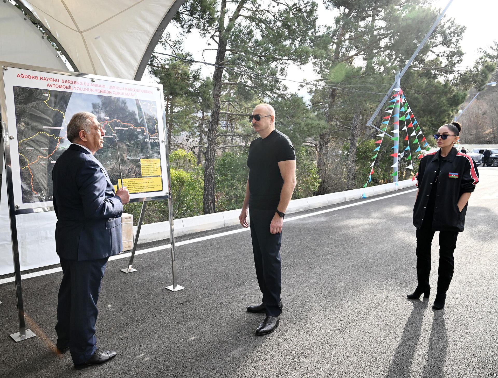 Prezident İlham Əliyev və birinci xanım Mehriban Əliyeva Sərsəng su anbarından Ağdərənin Umudlu kəndinə gedən avtomobil yolunun açılışında iştirak ediblər - Sputnik Азербайджан, 1920, 18.03.2025