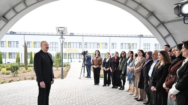 Президент Ильхам Алиев и первая леди Мехрибан Алиева приняли участие в открытии первого этапа села Сарыджалы Агдамского района - Sputnik Азербайджан