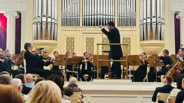 На Новой сцене прославленного Мариинского театра с огромным успехом была исполнена опера «Кармен» Жоржа Бизе под управлением заслуженного артиста Азербайджана Эйюба Кулиева - Sputnik Азербайджан