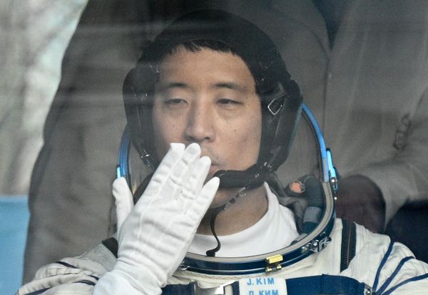 Астронавт NASA Джонатан Ким в автобусе перед выездом на стартовую площадку ракеты-носителя Союз-2.1а с кораблем Союз МС-27 с космодрома Байконур - Sputnik Азербайджан