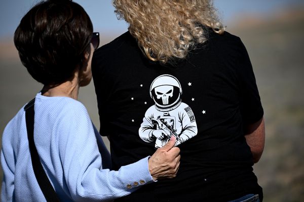 Люди во время запуска ракеты-носителя Союз-2.1а с кораблем Союз МС-27 с космодрома Байконур - Sputnik Азербайджан