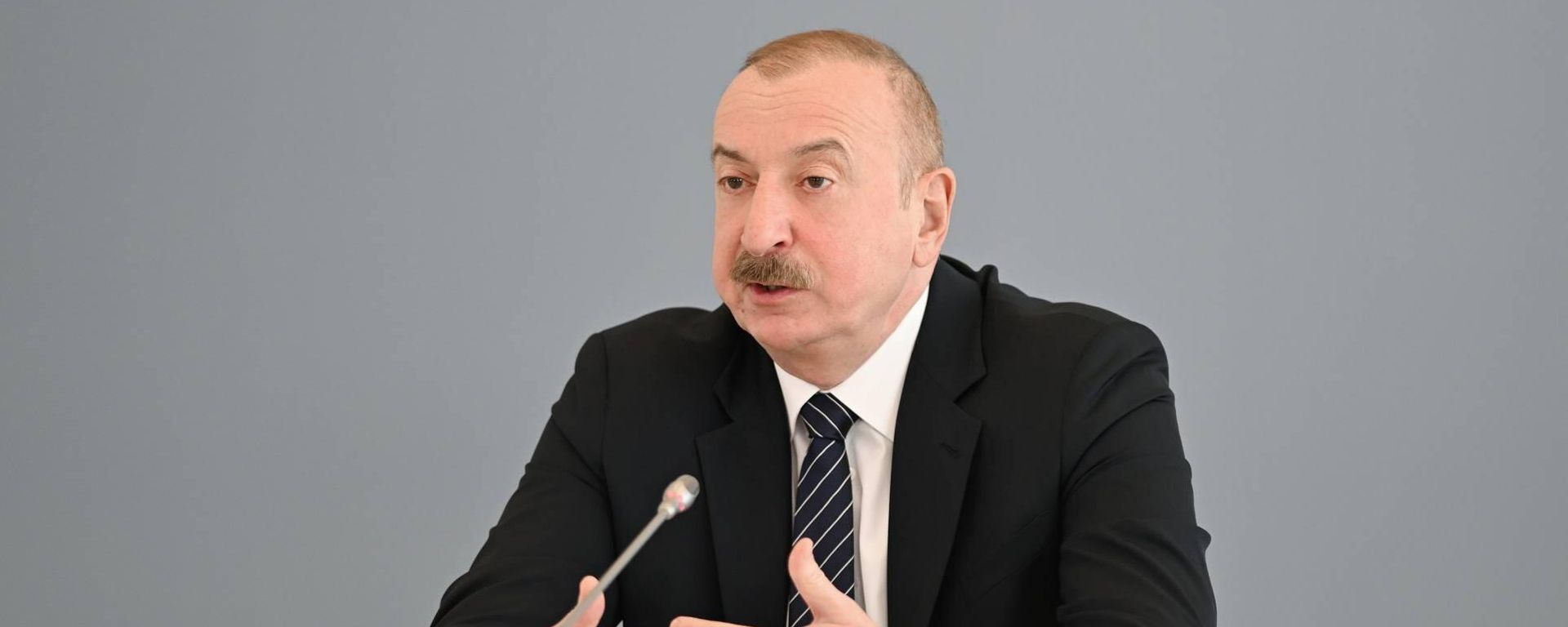Президент Ильхам Алиев на проходящем в Университете АДА международном форуме на тему «К новому миропорядку». - Sputnik Азербайджан, 1920, 09.04.2025