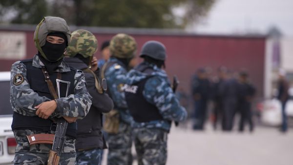 Сотрудники правоохранительных органов Киргизии, фото из архива - Sputnik Азербайджан