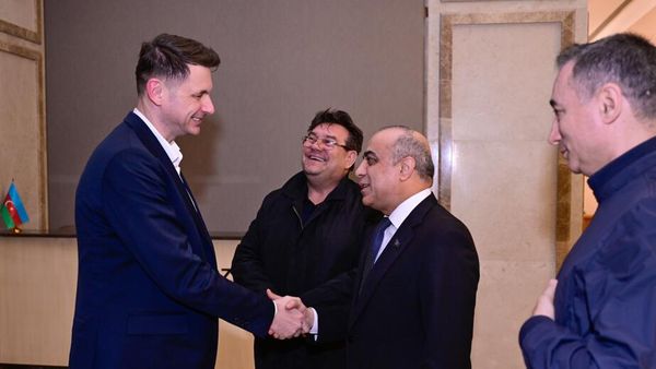 Председатель Сената парламента Румынии прибыл в Азербайджан с официальным визитом
 - Sputnik Азербайджан