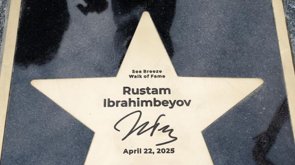 На Walk of Fame в Баку появилась именная звезда Рустама Ибрагимбекова - Sputnik Азербайджан