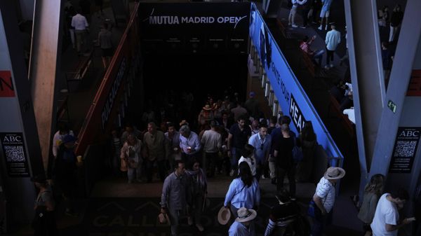 Зрители на площадке теннисного турнира Madrid Open во время всеобщего отключения электроэнергии в Мадриде - Sputnik Азербайджан