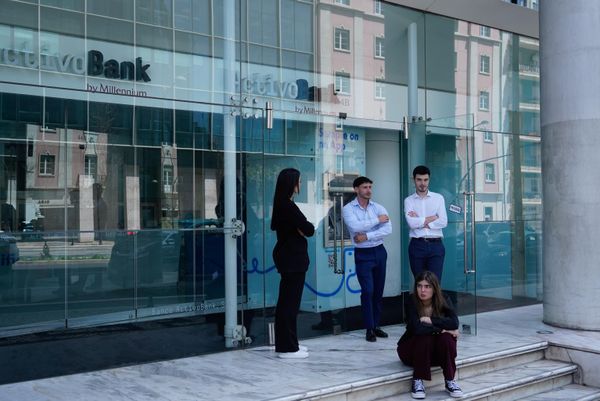 Офисные работники около банка во время отключения электроэнергии в Лиссабоне, Португалия. - Sputnik Азербайджан