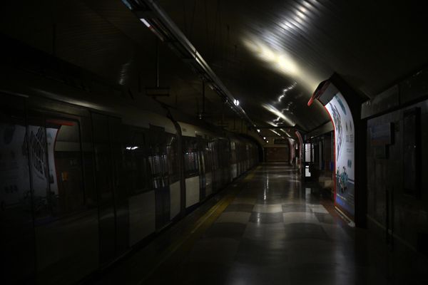 Вид на темную станцию ​​метро в Мадриде во время масштабного отключения электроэнергии. - Sputnik Азербайджан