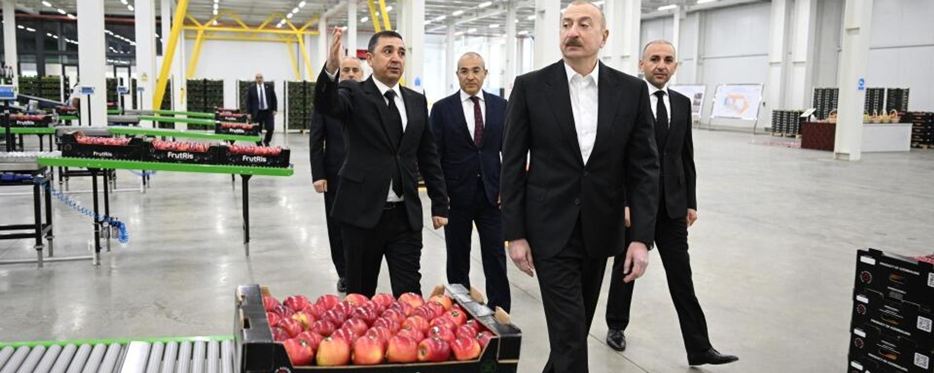 Президент Ильхам Алиев ознакомился с деятельностью садоводческого и холодильно-складского комплекса в Гусарском районе  - Sputnik Азербайджан, 1920, 01.05.2025
