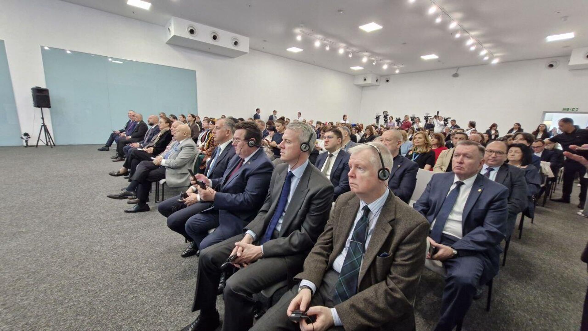 В Баку бизнес центре стартовал Международный форум ковра с участием гостей из более десяти стран, сообщает Sputnik Азербайджан. Основная тема мероприятия «Традиции и новшества в ковроткачестве». - Sputnik Азербайджан, 1920, 02.05.2025