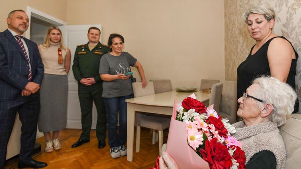 Сотрудники посольства России в АР и Русской общины Азербайджана посетили ветеранов ВОВ и передали им личные поздравления от президента РФ Владимира Путина. - Sputnik Азербайджан