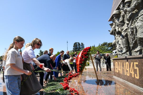 Дипломаты также посетили мемориальный комплекс "Братские могилы" и почтили память героев Великой Отечественной войны, возложили венок и цветы. - Sputnik Азербайджан