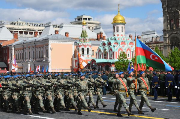 Военнослужащие Вооруженных сил Азербайджана на Красной площади в Москве на военном параде, посвященном 80-летию Победы в Великой Отечественной войне - Sputnik Азербайджан
