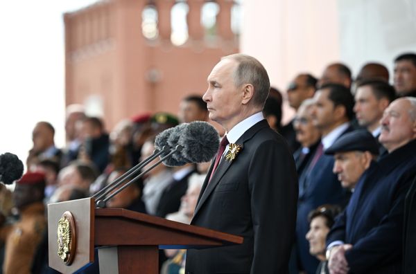 Президент РФ Владимир Путин на Красной площади в Москве на военном параде, посвященном 80-летию Победы - Sputnik Азербайджан