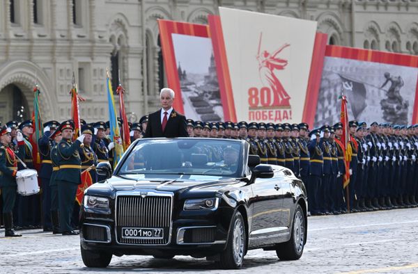 Министр обороны РФ Андрей Белоусов на Красной площади в Москве на военном параде, посвященном 80-летию Победы в Великой Отечественной войне - Sputnik Азербайджан