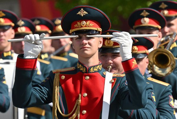Военнослужащие 154-го отдельного комендантского Преображенского полка на Красной площади в Москве на военном параде, посвященном 80-летию Победы в Великой Отечественной войне - Sputnik Азербайджан