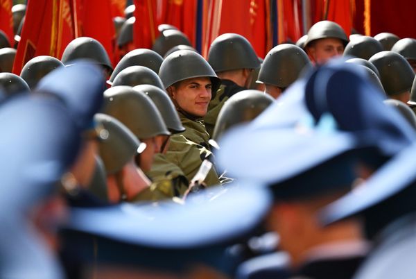 Парадные расчеты на Красной площади в Москве перед началом военного парада, посвященного 80-летию Победы в Великой Отечественной войне - Sputnik Азербайджан