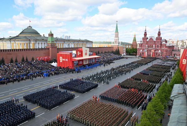 Парадные расчеты на Красной площади в Москве перед началом военного парада, посвященного 80-летию Победы в Великой Отечественной войне - Sputnik Азербайджан