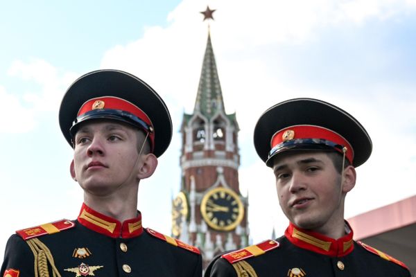 Парадный расчет Московского суворовского военного училища на Красной площади в Москве перед началом военного парада, посвященного 80-летию Победы в Великой Отечественной войне - Sputnik Азербайджан