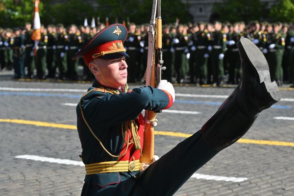 Военнослужащий 154-го отдельного комендантского Преображенского полка на Красной площади в Москве перед началом военного парада, посвященного 80-летию Победы в Великой Отечественной войне - Sputnik Азербайджан