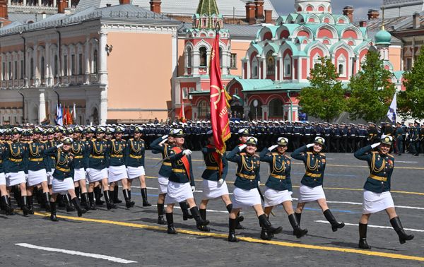 Парадный расчет военнослужащих-женщин на Красной площади в Москве на военном параде, посвященном 80-летию Победы в Великой Отечественной войне - Sputnik Азербайджан