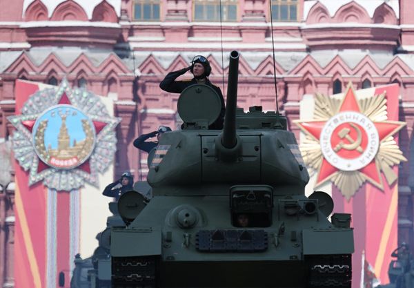Танк Т-34-85 на Красной площади в Москве на военном параде, посвященном 80-летию Победы в Великой Отечественной войне - Sputnik Азербайджан