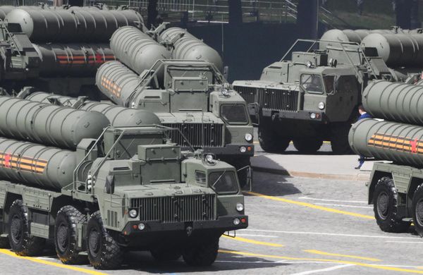 Автономные пусковые установки ПГРК Ярс на Красной площади в Москве на военном параде, посвященном 80-летию Победы в Великой Отечественной войне - Sputnik Азербайджан