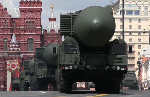 Автономные пусковые установки ПГРК Ярс на Красной площади в Москве на военном параде, посвященном 80-летию Победы в Великой Отечественной войне - Sputnik Азербайджан