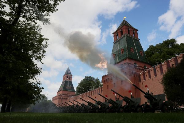 Артиллерийский залп из орудий у стен Кремля в Москве на военном параде, посвященном 80-летию Победы в Великой Отечественной войне - Sputnik Азербайджан