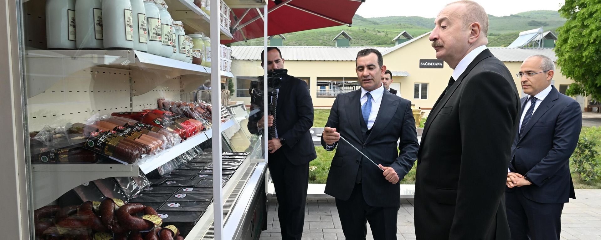 Открытие животноводческого комплекса ООО Крестьянско-фермерское хозяйство Qoç Ət в селе Ханабад Ходжалинского района - Sputnik Азербайджан, 1920, 09.05.2025
