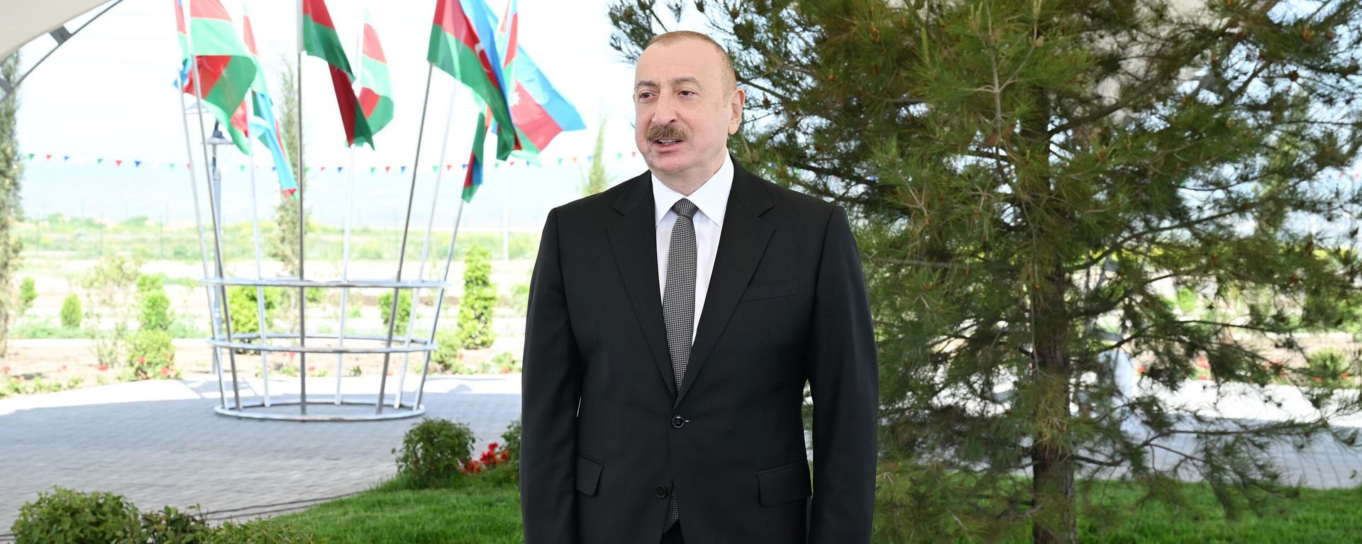 Президент Ильхам Алиев встретился с жителями, переселившимися в село Кенгерли Агдамского района - Sputnik Азербайджан, 1920, 12.05.2025