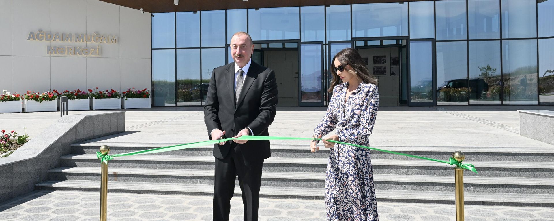 Президент Ильхам Алиев и первая леди Мехрибан Алиева приняли участие в открытии Агдамского центра мугама - Sputnik Азербайджан, 1920, 11.05.2025