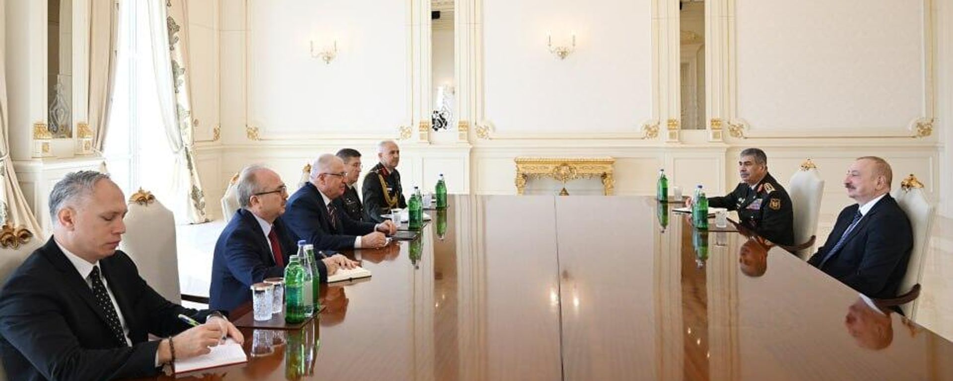 Президент Азербайджана Ильхам Алиев принял министра национальной обороны Турции Яшара Гюлера. - Sputnik Азербайджан, 1920, 13.05.2025