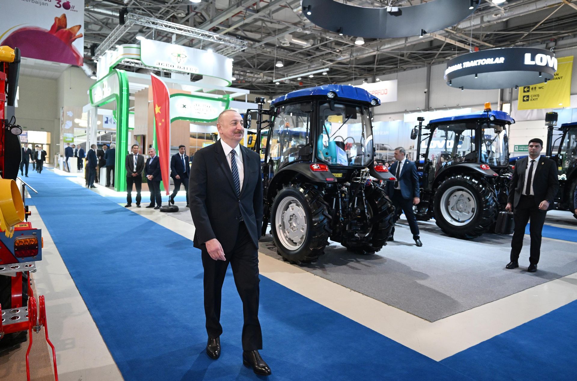 Президент Ильхам Алиев ознакомился с выставками InterFood Azerbaijan и Caspian Agro - Sputnik Азербайджан, 1920, 13.05.2025